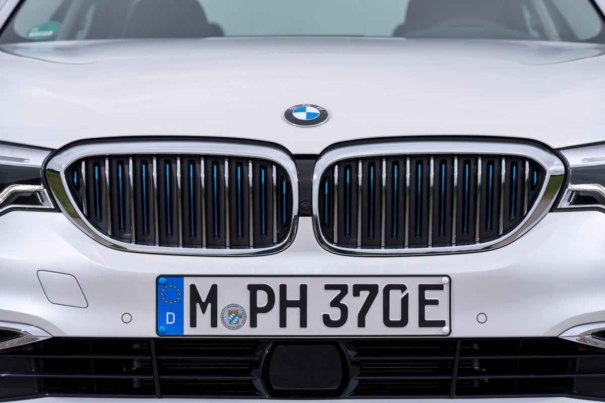 BMW 530e iPerformance blue slats