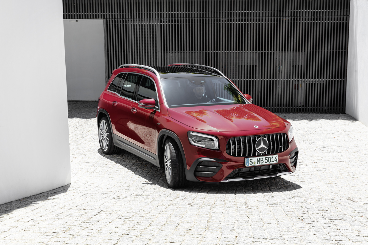 2021 mercedes-amg glb 35 front quarter