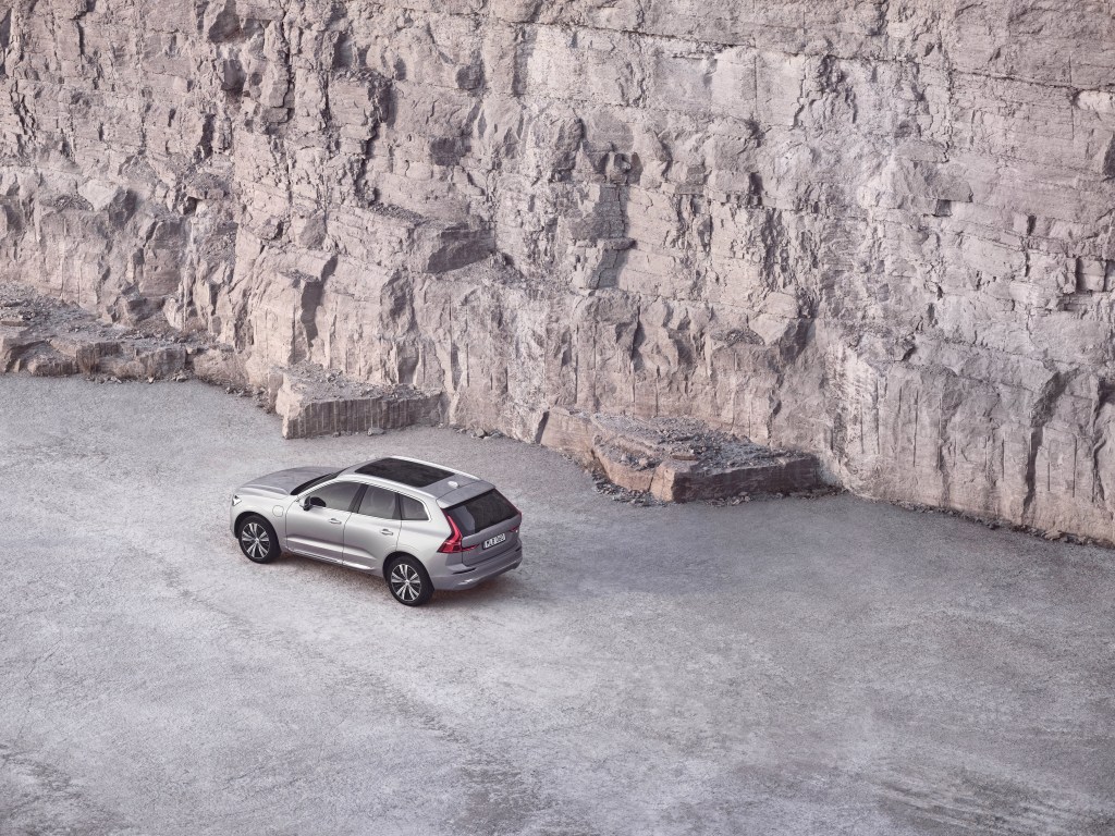 2022 volvo xc60 rear quarter