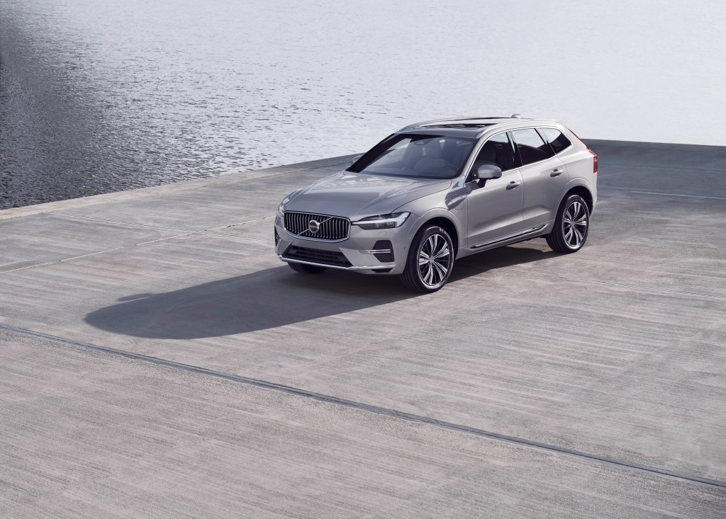2022 volvo xc60 front quarter