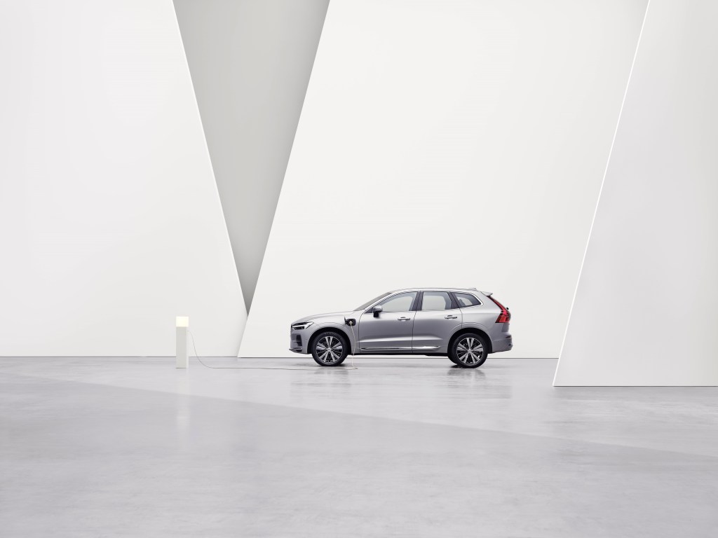 2022 volvo xc60 side