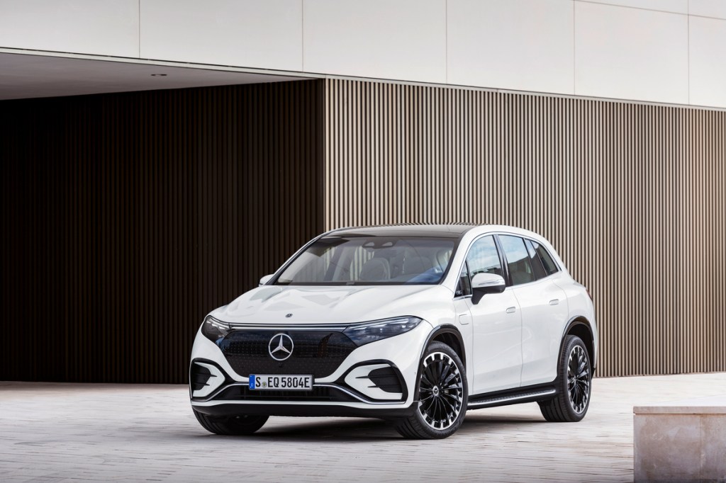 2023 mercedes-benz eqs SUV front quarter