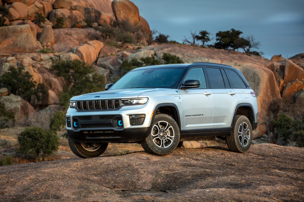 2022 jeep grand cherokee trailhawk 4xe front quarter