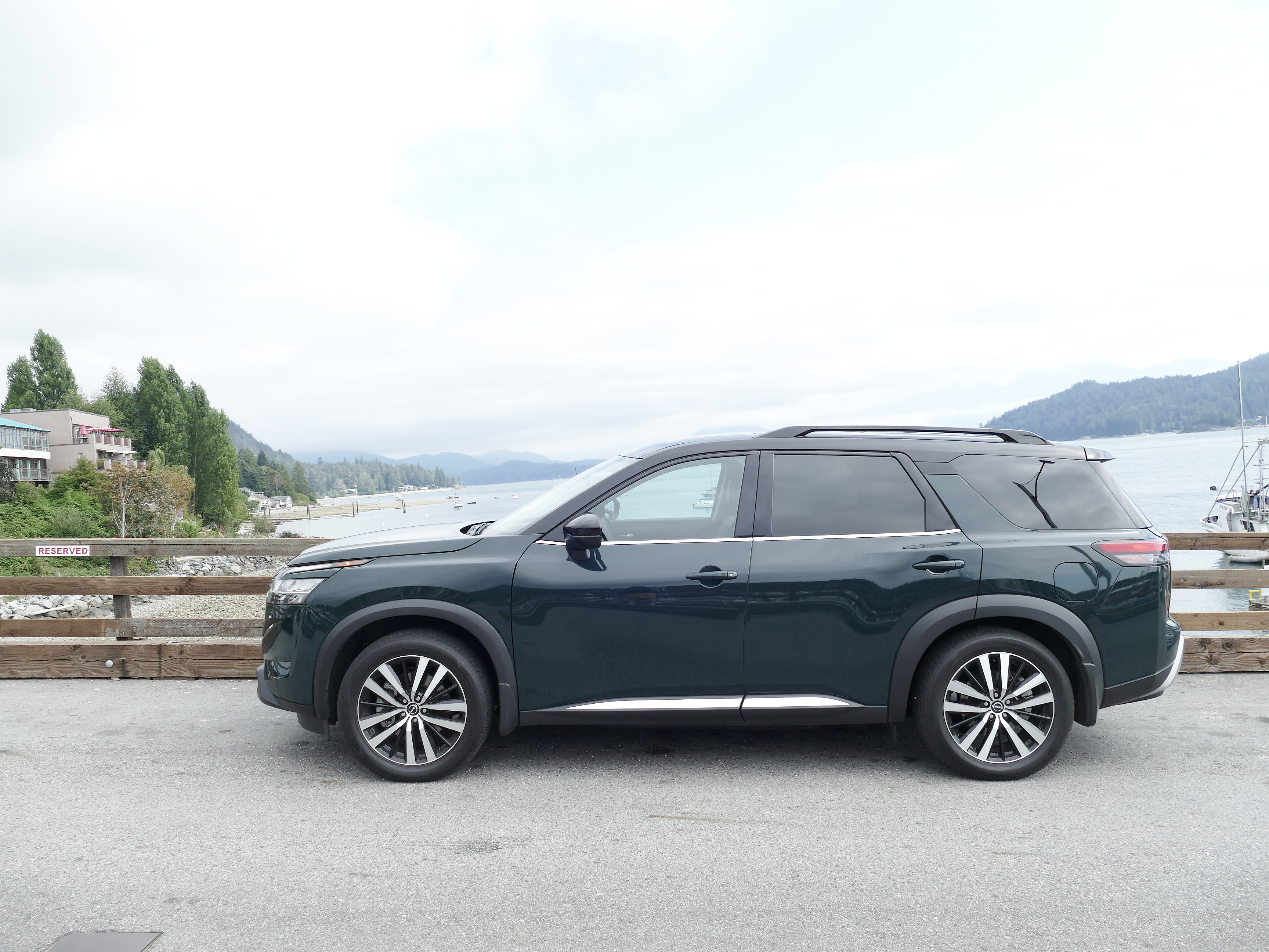 2025 Nissan Pathfinder Platinum front side