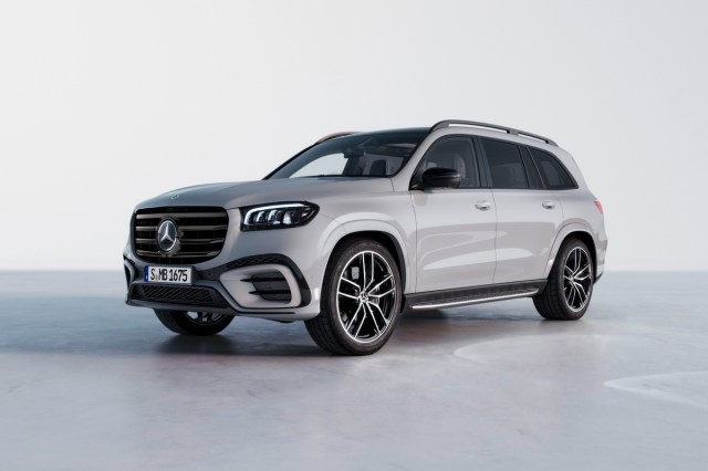 2024 Mercedes-Benz GLS 4MATIC front quarter