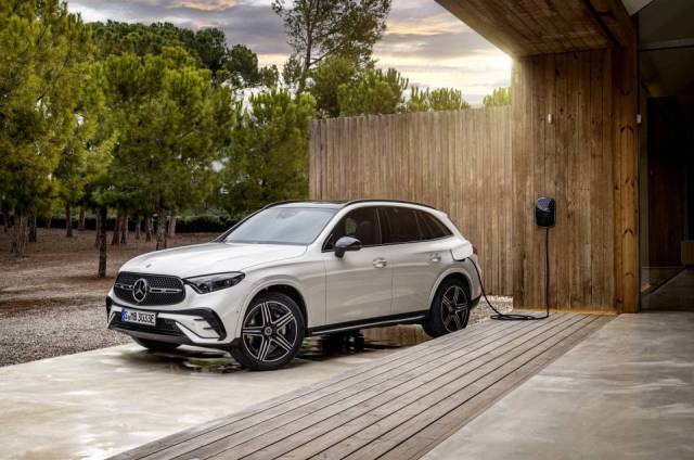 2025 Mercedes-Benz GLC 350e front quarter