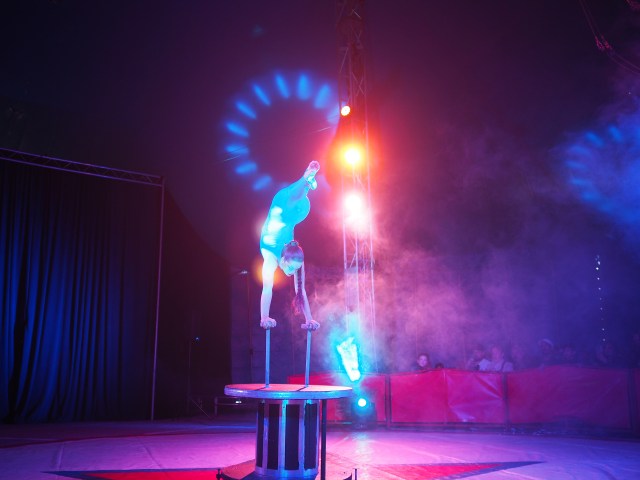 Europa Super Circus Cardinali Chaves handstand canes