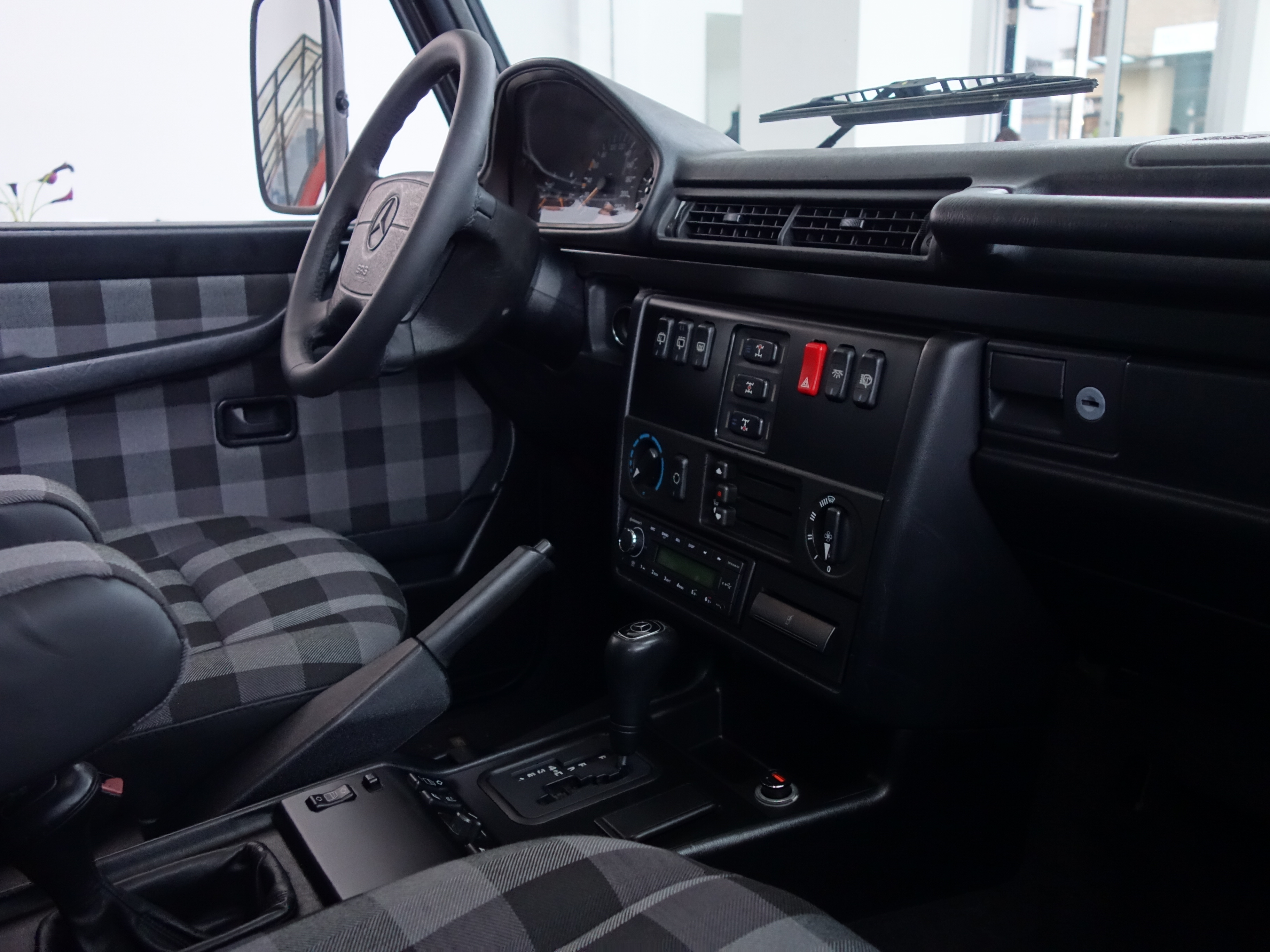 1998 Mercedes-Benz G320 front cabin